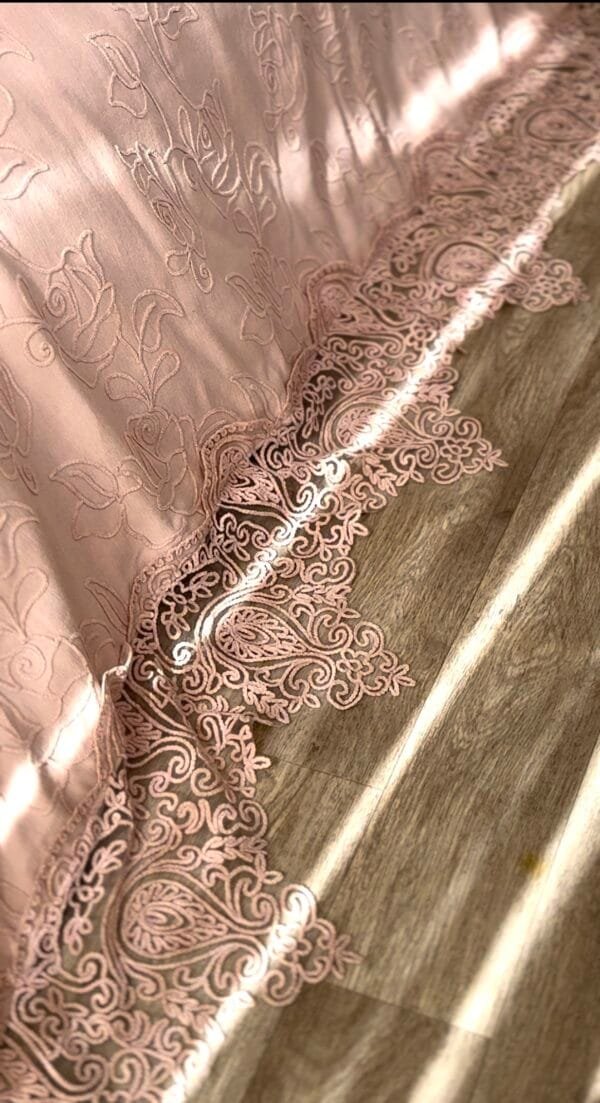 Glossy – Image 3